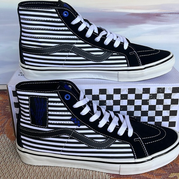 Vans WMNS Skate Sk8-Hi D
Breana Geering Black/White
VN0A5KYBBA2
Sneakers - Picture 2 of 16